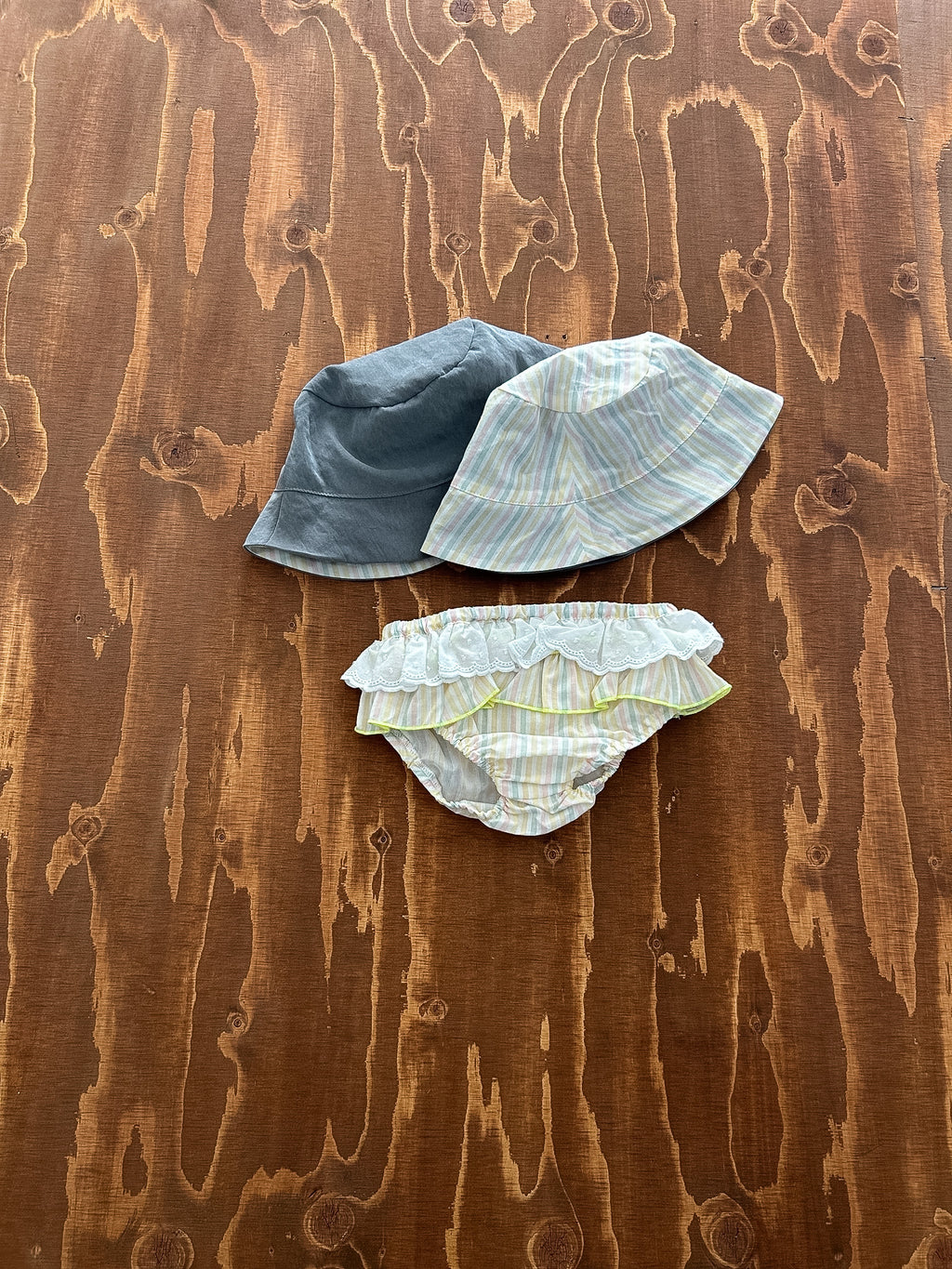 Costumino da bambina con capellino coordinato double face