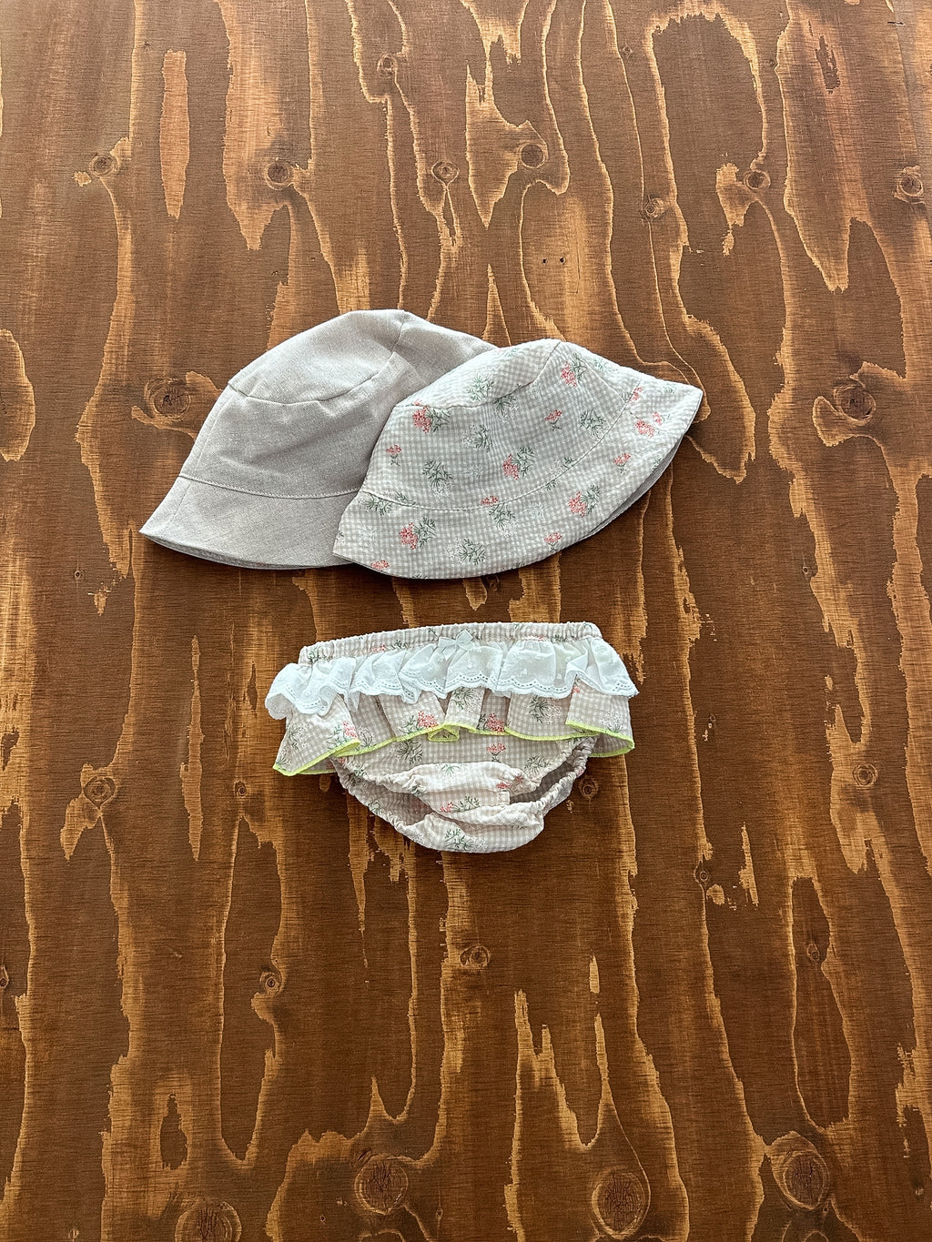 Costumino da bambina con capellino coordinato double face